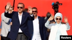 Tổng thống Thổ Nhĩ Kỳ Tayyip Erdogan và vợ, bà Emine Gulbaran, tham dự cuộc mít tinh Dân chủ và Tử vì đạo do ông tổ chức với sự hậu thuẫn của Đảng Công lý và Phát triển (AKP), các đảng đối lập Cộng hòa Nhân dân (CHP) và Phong trào Dân tộc chủ nghĩa (MHP).