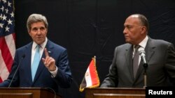 Ngoại trưởng Hoa Kỳ John Kerry (trái) dự cuộc họp báo chung với Ngoại trưởng Ai Cập Sameh Shukri tại Cairo, 22/6/14