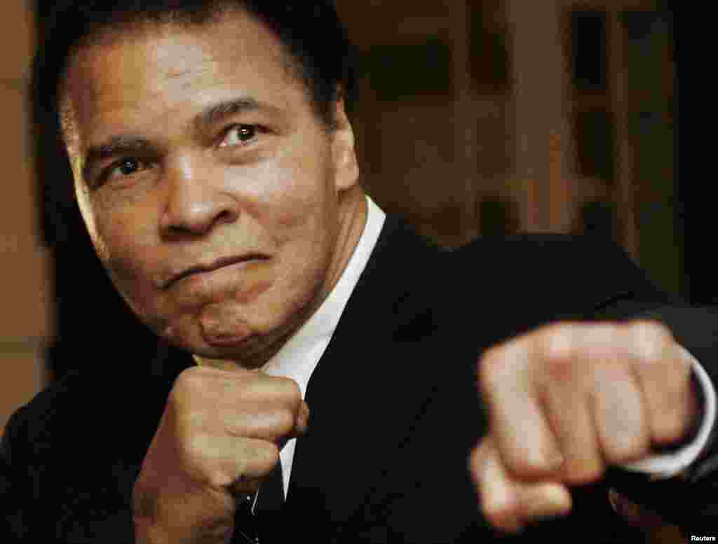 Huyền thoại Muhammad Ali tại một buổi lễ trao giải thưởng ở Diễn đàn Kinh tế Thế giới ở Davos, Thụy Sĩ, hôm 28/1/2006.