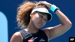 Foto Achiv: Naomi Osaka, ki jwe tenis pou Japon, reyaji pandan yon match ka de final nan Miami, Florid, 31 Mas 2021.