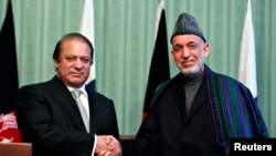 Tổng thống Afghanistan Hamid Karzai (phải) bắt tay Thủ tướng Pakistan Nawaz Sharif tại 1 cuộc họp báo chung ở Kabul, 30/11/2013