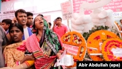 Thân nhân của nạn nhân vụ sập công ty dệt may Rana Plaza khóc trong lễ tưởng niệm tại Dhaka, Bangladesh, ngày 24 tháng 4, 2015.