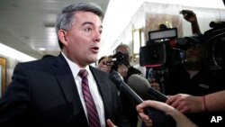 Thượng nghị sĩ Cộng hòa Cory Gardner nói chuyện với truyền thông sau khi họp với một nhóm Thượng nghị sĩ thuộc hai đảng vào ngày 22/1/2018 về việc chính phủ đóng cửa.