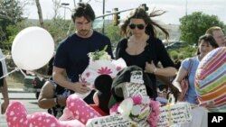 Ngôi sao Christian Bale cùng với vợ còn tới nơi tưởng niệm tạm thời, được dựng lên gần rạp chiếu phim để tưởng nhớ các nạn nhân.