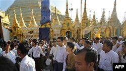 Bà Aung San Suu Kyi và con trai Kim Aris đến viếng chùa Shwedagon