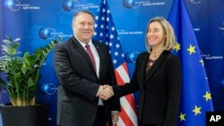 Ngoại trưởng Mỹ Mike Pompeo và bà Federica Mogherini, người đứng đầu chính sách ngoại giao EU, bắt tay trước cuộc họp ngày 15/2/2019 ở Bruxelles. (Olivier Hoslet/ Pool Photo via AP)