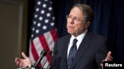 Ông Wayne LaPierre người đứng đầu hiệp hội về súng, nói chuyện tại một cuộc họp báo
