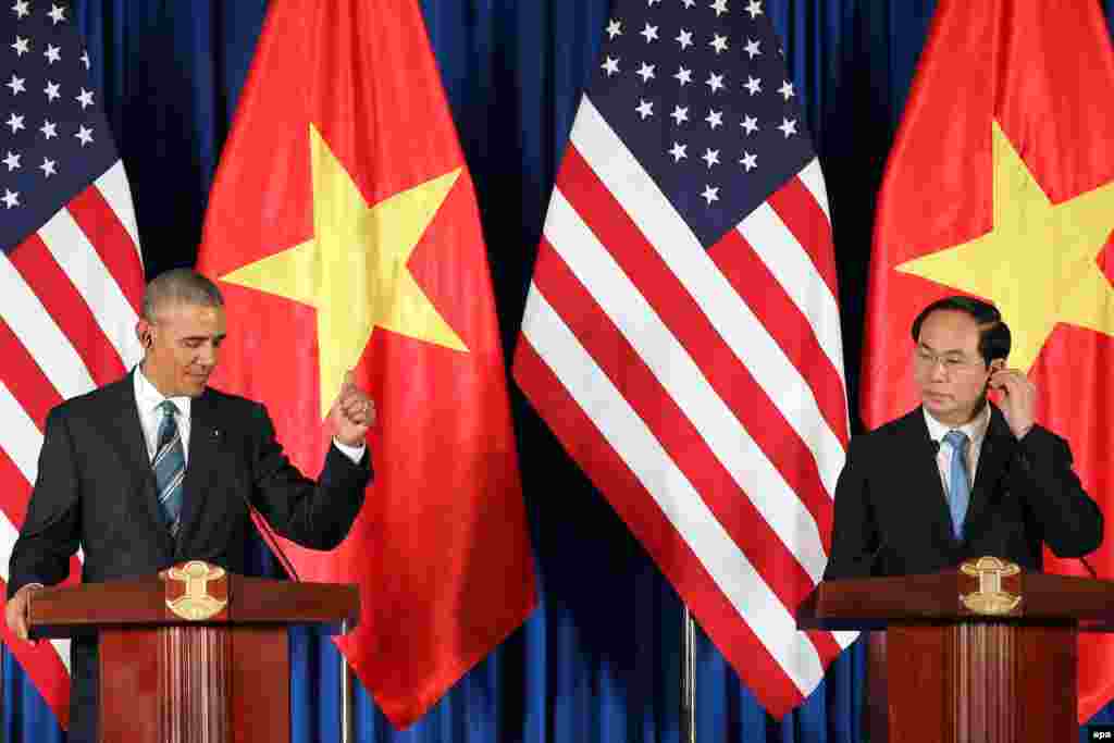 Tổng thống Mỹ Barack Obama phát biểu trong cuộc họp báo chung với Chủ tịch nước Việt Nam Trần Đại Quang tại Trung tâm hội nghị quốc tế tại Hà Nội, Việt Nam, ngày 23/5/2016.