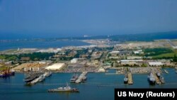 Hình tư liệu - Tàu khu trục tên lửa dẫn đường USS Ross tại Căn cứ Hải quân Norfolk, Virginia. 11 quan chức hoặc cựu quan chức Hải quân Hoa Kỳ đã bị buộc tội trong một cuộc điều tra hối lộ.