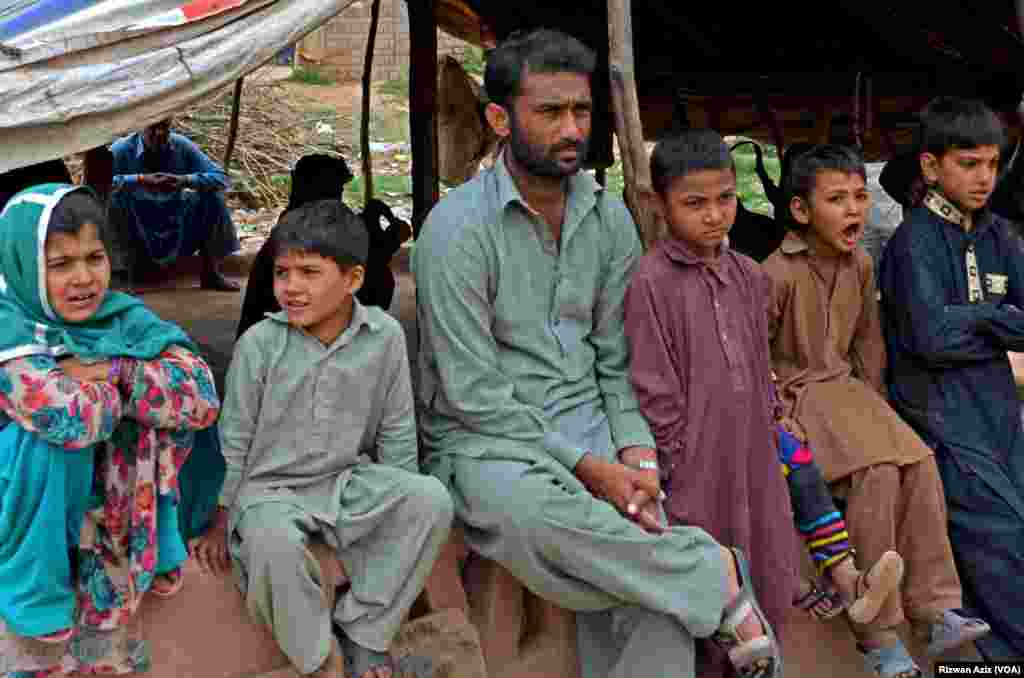 ریچھ اور بندر کا تماشہ دکھا کر روزی کمانے والے اس خاندان کے معاشی مسائل وقت کے ساتھ ساتھ بڑھتے جا رہے ہیں۔