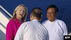 Ngoại trưởng Mỹ Hillary Clinton được Thứ trưởng Ngoại giao Miến Điện Myo Myint (phải) và các quan chức khác chào đón sau khi tới Naypyitaw, 30/11/2011