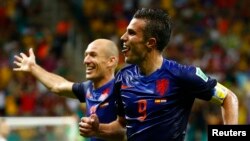 Robin van Persie của Hà Lan (phía trước) và đồng đội Arjen Robben sau khi ghi bàn thắng thứ tư trong trận tranh tài World Cup với Tây Ban Nha ở sân vận động Fonte Nova, Salvador, 13/6/2014.