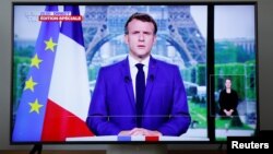 Fransa Cumhurbaşkanı Emmanuel Macron ekranda ulusal seslenirken