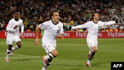 Cầu thủ đội bóng Mỹ Landon Donovan (giữa) cùng với Benny Feilhaber (phải) và Edson Buddle vui mừng sau khi ghi bàn thắng trong trận tranh tài với đội Algeria