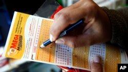 Một khách hàng chọn mua vé số Mega Millions tại một cửa hàng tiện lợi ở Chicago, ngày 1 tháng 7 năm 2016.