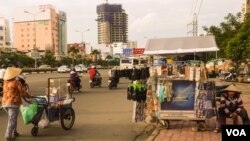 Vietnamese merchants in Ho Chi Minh City are waiting for business, and for the economy, to pick up, Jul. 18, 2013. (VOA - L. Hoang)