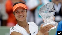 Li Na, cây vợt nữ xếp hạng 6 thế giới theo thống kê của Hiệp Hội Quần Vợt Nữ.