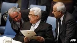 Tổng thống Palestine Mahmoud Abbas (giữa) hội ý với Ngoại trưởng Riad Malki (trái) và đặc sứ Palestine tại LHQ Riyad Mansour (phải), (ảnh tư liệu)