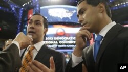 Thị trưởng thành phố San Antonio, Julian Castro (trái) và người em song sinh Joaquin Castro