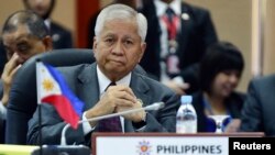 Ngoại trưởng Philipppines Albert del Rosario.