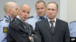 Anders Behring Breivik (phải) và luật sư Geir Lippestad trong ngày thứ ba của phiên xử tại Oslo, Na Uy, ngày 18/4/2012