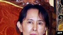 Lãnh tụ của Liên minh Dân chủ Toàn quốc, bà Aung San Suu Kyi