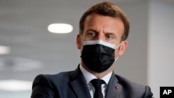 Tổng thống Pháp Emmanuel Macron thăm một trung tâm tiêm chủng ngừa Covid-19 ngày 29/3/2021 tại Creteil, bên ngoài Paris.