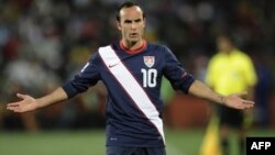 Phản ứng của tiền đạo Mỹ Landon Donovan trước quyết định của trọng tài không công nhận bàn thắng thứ ba cho đội Mỹ trong trận đấu với Slovenia trên sân Ellis Park Stadium ở Johannesburg, Nam Phi, ngày 18 tháng 6, 2010