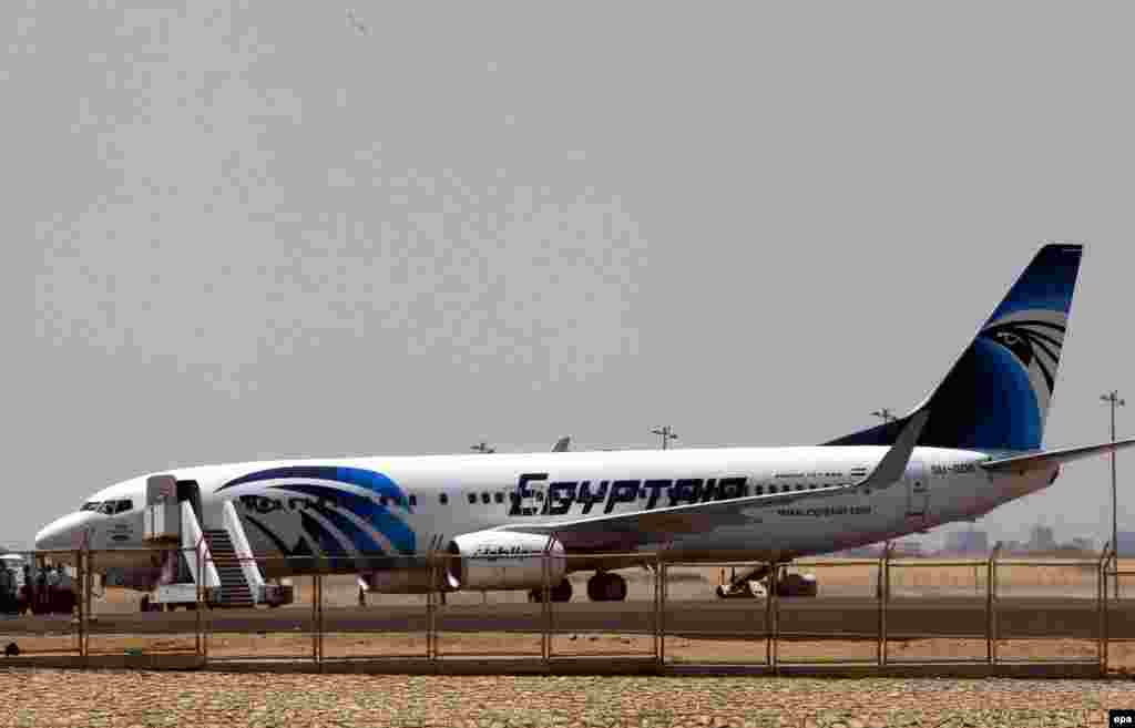 Một máy bay Boeing 737-866 của hãng EgyptAir trên&nbsp;đường băng tại sân bay Cairo, Ai Cập, ngày 19/5/2016. 