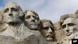 Chân dung 4 tổng thống được khắc trên rặng Mount Rushmore. Từ trái: George Washington, Thomas Jefferson, Theodore Roosevelt và Abraham Lincoln.