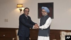 Tổng thống Pakistan Asif Ali Zardari (trái) bắt tay Thủ tướng Ấn Ðộ Manmohan Singh tại New Dehli, ngày 8 tháng 4, 2012