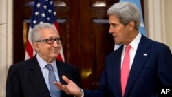 Ngoại trưởng Mỹ John Kerry và Đặc sứ Liên Hiệp Quốc-Liên đoàn Ả Rập về Syria Lakhdar Brahimi tại London, ngày 14/10/2013.