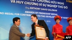 Ông Nguyễn Huy Tưởng trao huân chương hữu nghị cho doanh nhân Mỹ Anthony D. Salzman, 14/5/2010