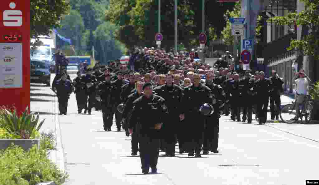 Lực lượng cảnh sát đi bộ qua một ngân hàng trên đường phố Garmisch-Partenkirchen, ngày 7/6/2015.