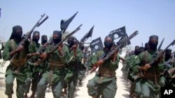 Tư liệu- Quân Al-Shabab trang bị vũ khí tập trận bên ngoài thủ đô Mogadishu của Somalia, ngày 17/2/2011. (AP Photo/Mohamed Sheikh Nor, File) 