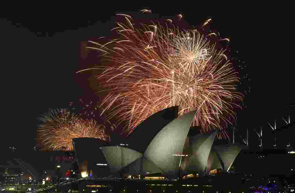 Pháo hoa rực sáng trên Nhà hát Opera và Cầu Cảng ở Sydney, Australia.