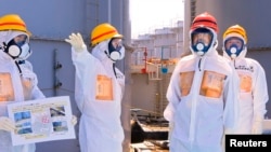 Thủ tướng Nhật Bản Shinzo Abe (thứ hai từ bên phải) đi thị sát nhà máy Fukushima.