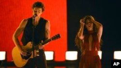 Foto Achiv: Shawn Mendes ak Camila Cabello ap chante ansanm "Senorita" nan seremoni remiz pri Mizik Amerikenyo, 24 Nov. 2019.