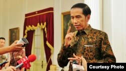 Tổng thống Indonesia Widodo cho báo chí biết rằng mọi người phải tôn trọng tiến trình của Hội đồng Đạo đức Quốc hội (MKD), nhưng ông cảm thấy tức giận vì người đứng đầu quốc hội đã nêu tên ông để đòi hối lộ.