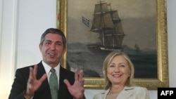 Ngoại trưởng Hy Lạp Stavros Lambrinidis và Ngoại trưởng Hoa Kỳ Hillary Clinton tại Athens, ngày 17/7/2011