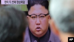 Dân xem truyền hình chiếu ảnh của Lãnh tụ Triều Tiên Kim Jong Un đọc tuyên bố đáp trả bài diễn văn của TT Mỹ Donald Trump tại LHQ. (AP Photo/Ahn Young-joon) 