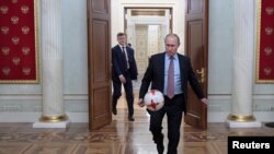 Ông Putin chơi bóng ở Điện Kremlin sau cuộc gặp với Chủ tịch FIFA