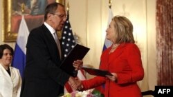 Ngoại trưởng Mỹ Hillary Clinton bắt tay Bộ trưởng Ngoại giao Nga Sergey Lavrov trong 1 buổi lễ ký kết tại Bộ Ngoại giao ở Washington, 13/7/2011