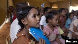 Trẻ em tị nạn Mali đi học tại 1 trường do UNICEF tài trợ ở trại tị nạn Mbera, 24/5/2012