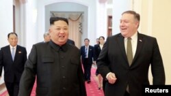 Lãnh tụ Triều Tiên Kim Jong Un và Ngoại trưởng Mỹ Mike Pompeo tại Bình Nhưỡng, tháng 10/2018. 