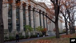 Các sinh viên đi qua khu vực trường Luật Harvard trong khuôn viên trường đại học Harvard ở Cambridge, Massachusetts.