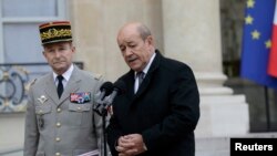 Bộ trưởng Quốc phòng Pháp Jean-Yves Le Drian (phải) và Tham mưu trưởng quốc gia, Tướng Pierre de Villiers phát biểu trước báo giới tại điện Elysee ở Paris, ngày 12/1/2015.