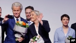 Ứng viên Tổng thống Pháp tiềm năng Marine Le Pen (giữa).