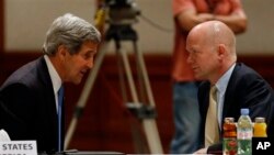 Ngoại trưởng Mỹ John Kerry và Ngoại trưởng Anh William Hague.