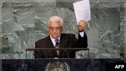 Tổng thống Palestine Mahmoud Abbas giơ cao lá thư yêu cầu Liên Hiệp Quốc công nhận 1 nhà nước Palestine tại Đại hội đồng LHQ ở New York, 23/9/2011